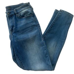 EUC. True Religion Jennie Curvy Mid Rise Skinny Distressed Jeans. Size 28.